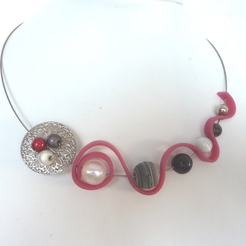 Collier tour de cou acier, perles noires et blanc entourées d'un pvc rose