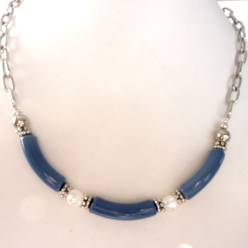 Collier ras de cou bleu et blanc