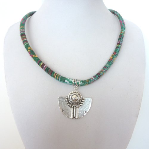 Collier ethnique tons verts