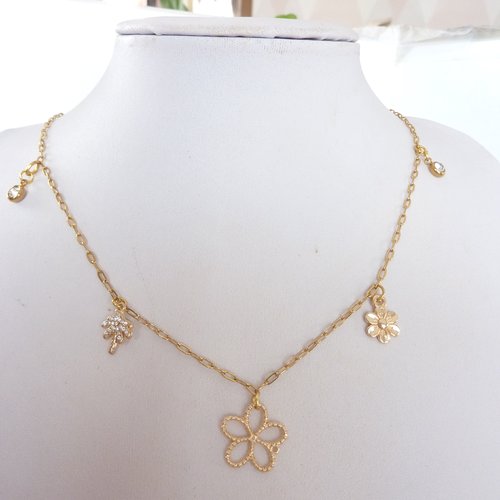 Collier chaine dorée avec breloques dorées
