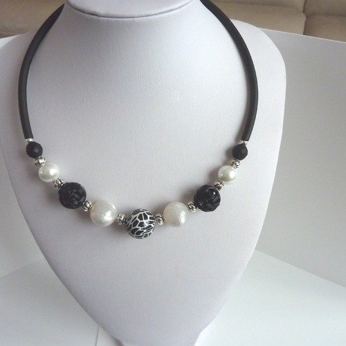 Collier ras de cou noir et blanc
