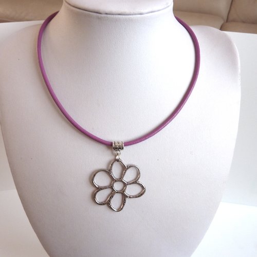 Collier lilas avec fleur argentée