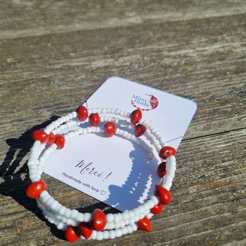 Bracelet fil mémoire perles blanches et graines d'amazonie