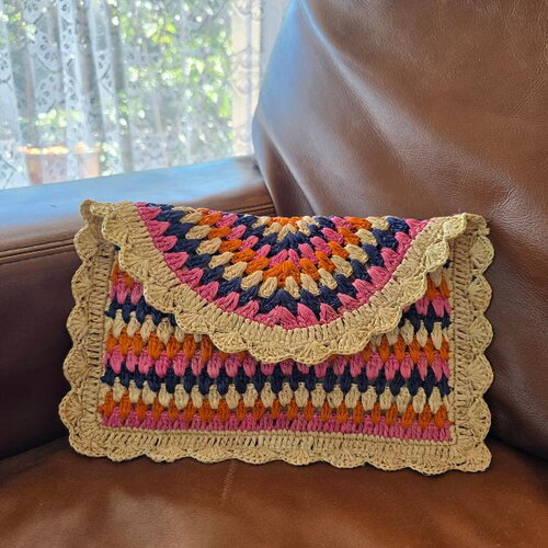 Pochette en raphia  multicolore avec bordure dentelée