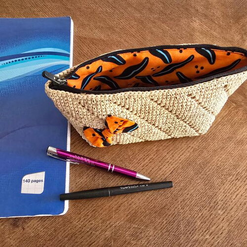 Trousse en raphia avec nœud en tissu wax – accessoire artisanal fait main  – trousse unique