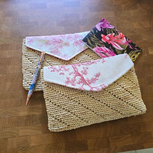 Pochette en raphia avec rabat en toile de jouy rose – trousse d'école original – clutch en raphia crochet fait main