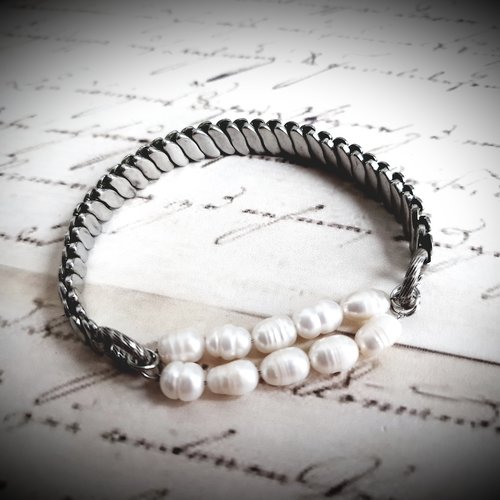 Bracelet élastique montre argenté création modèle unique perle blanche perle d'eau douce création original boho romantique style ancien
