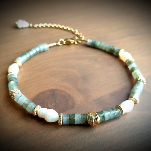 Bracelet pierre verte ronde véritable perle blanche d'eau douce breloque fil acier couleur doré acier inoxydable création modèle unique