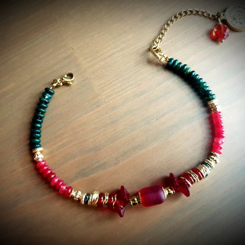 Bracelet bohème romantique boho style ancien victorien perle tube rouge petite perle plate rouge verte breloque dorée création unique