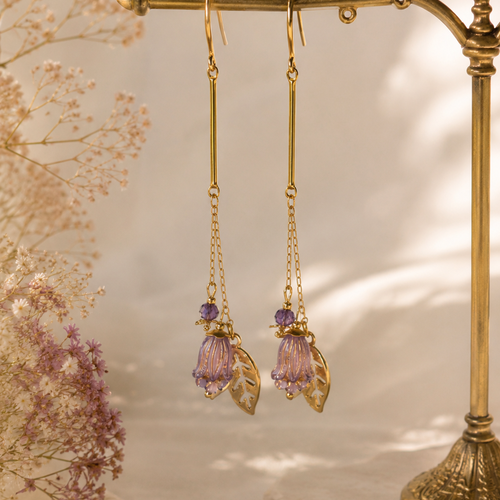 Boucle d'oreille pendante chic romantique bohème fleur violette perle violette petit papillon chaine inoxydable dorée modèle création