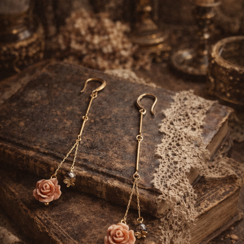 Boucle d'oreille pendante chic romantique bohème fleur rose perle violette petit papillon chaine inoxydable dorée modèle création unique