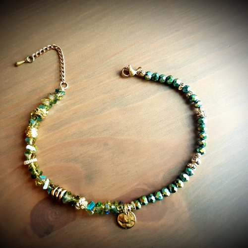 Bracelet original ajustable romantique moitié perle triangle moitié perle irisée brillante scintillante nuance verte création unique