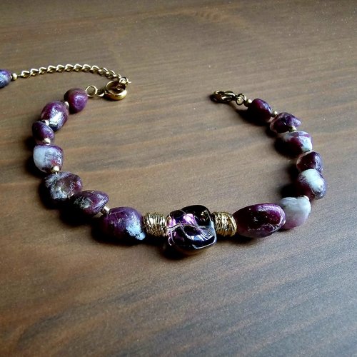 Bracelet ajustable véritable pierre naturelle différente forme couleur violette original création modèle unique romantique breloque