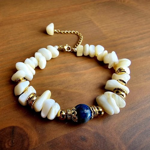 Bracelet ajustable véritable pierre naturelle couleur blanche perle forme aléatoire création modèle unique romantique bohème breloque