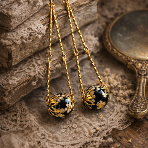 Boucle d'oreille pendante femme printanière romantique bohème boho perle ronde noire fleurie tige striée doré acier inoxydable