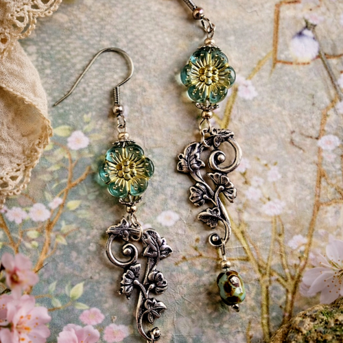 Boucle d'oreille pendante femme printanière perle fleur bleue claire breloque estampe filigree fleurie couleur argent argentée perle bleue