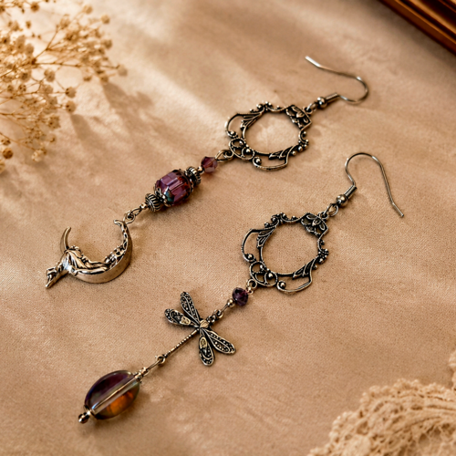Boucle oreille femme asymétrique pendante originale perle verre violette breloque estampe filigree couleur argent breloque lune libellule