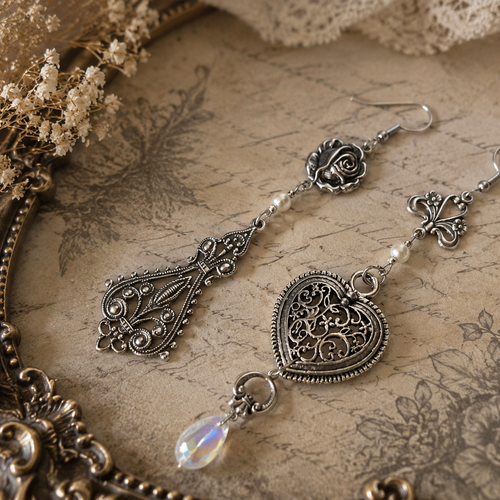 Boucle d'oreille pendante femme asymétrique couleur argentée breloque perle blanche estampe filigree argent perle transparente facette