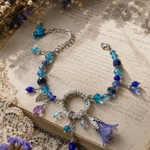 Bracelet femme ajustable romantique bohème intemporel couleur argenté différente forme taille perle bleue grande fleur violette breloque
