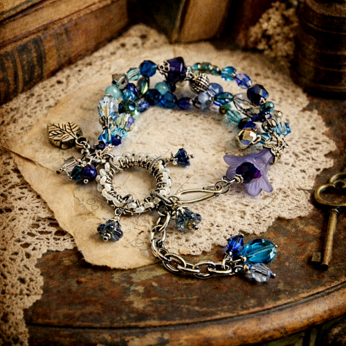 Bracelet femme ajustable couleur argenté trois rangées rangs entrelacés différente forme taille perle bleue grande fleur breloque