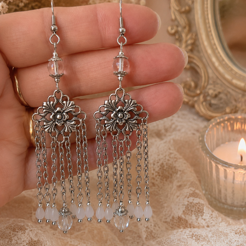 Boucle d'oreille pendante femme estampe fleurie chaine argentée perle culture eau douce blanche petite perle facette forme goutte blanche