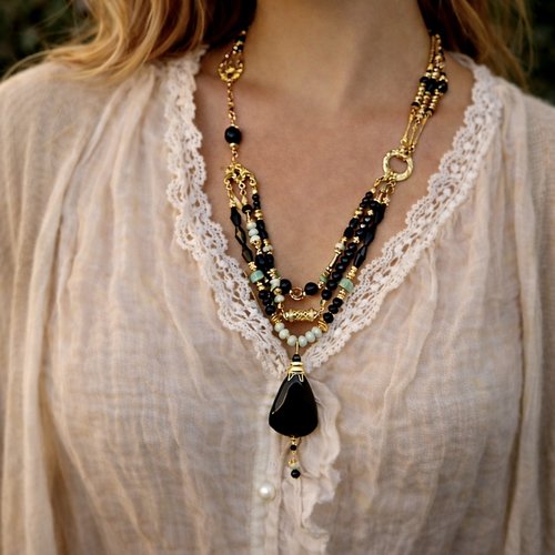 Collier femme intemporel romantique pendentif trois rangées perle noire verte breloque filigrane ornement couleur doré acier inoxydable