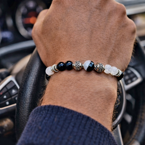 Bracelet homme élastique perle craquelée blanche perle centrale moitié blanche et noire symbole yin yang principe masculin soleil