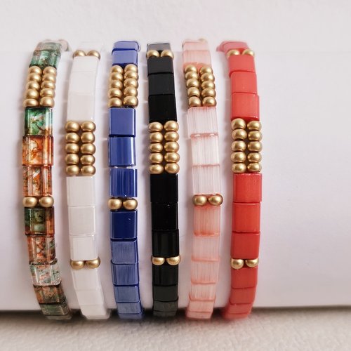 Choix bracelet élastique miyuki tila perles brillantes carrées plates différentes couleurs perles dorées création modèle unique