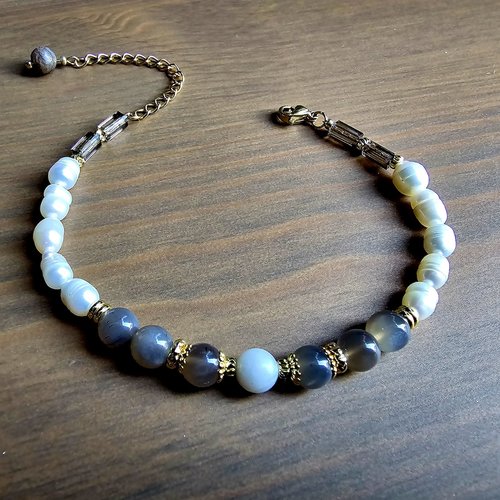 Bracelet ajustable romantique bohème perle véritable pierre de lune marron clair et perle eau douce blanche création modèle unique