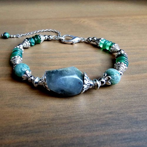 Bracelet ajustable femme perle naturelle centrale agate verte forme irrégulière breloque couleur argent perle ronde lisse calcédoine vert