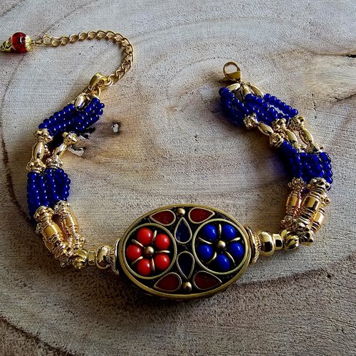 Bracelet ajustable femme perle rocaille bleue perle centrale métallique tibétaine népalaise couleur rouge bleue breloque acier inoxydable