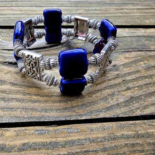 Bracelet élastique large manchette ajustable femme grande breloque perle argentée perle carrée céramique bleue marine création modèle