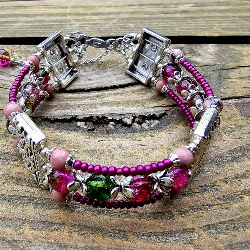 Bracelet ajustable femme perle rose nuance verte petite perle rocaille violette trois rangée rang modèle unique breloque argentée