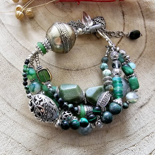 Bracelet femme ajustable quatre rangées perle pierre naturelle verte différente taille et forme breloque argentée grosse perle argent