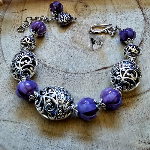 Bracelet ajustable réglable femme perle romantique bohème forme fleur verre violette grosse perle breloque évidée argentée création