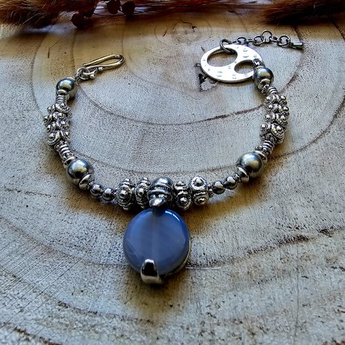 Bracelet unisexe mixte différente perle argentée et style cloutée breloque argent pendentif central cabochon gemme grise claire