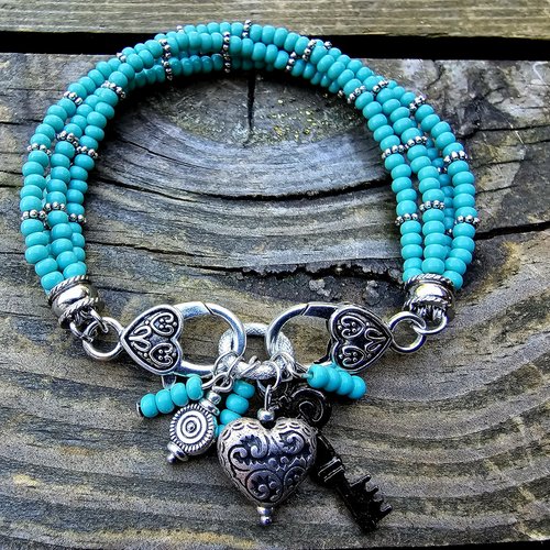 Bracelet femme non ajustable trois rangées rangs perle rocaille turquoise breloque argentée fermoir forme coeur clé clef amour