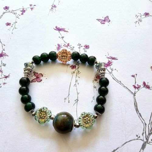 Bracelet femme élastique printanier bohème romantique vert en verre perle forme fleur marron verte perle centrale céramique