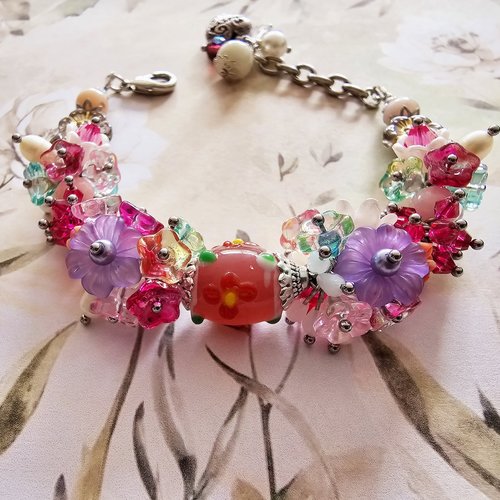 Bracelet ajustable femme printanier bohème romantique boho fleuri coloré acidulé perle fleur différente couleur perle centrale verre