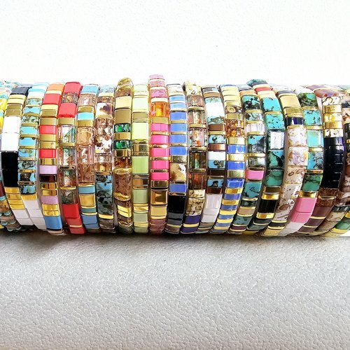 Bracelet élastique miyuki tila perles brillantes carrées plates différentes couleurs dorées argentées création modèle unique cadeau