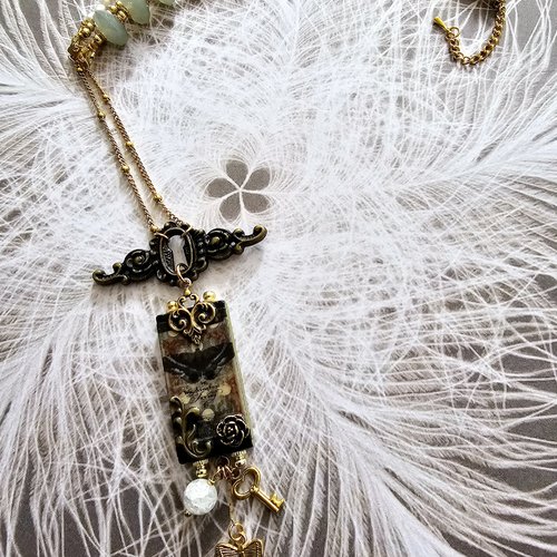 Collier femme ajustable domino image papillon fleur perle verte perle eau douce clé dorée cadenas chaine fine trois rangées rangs