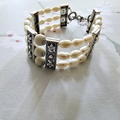 Bracelet manchette femme ajustable perle blanche eau douce trois rangées rangs perle ronde au centre et connecteur couleur argenté fleuri