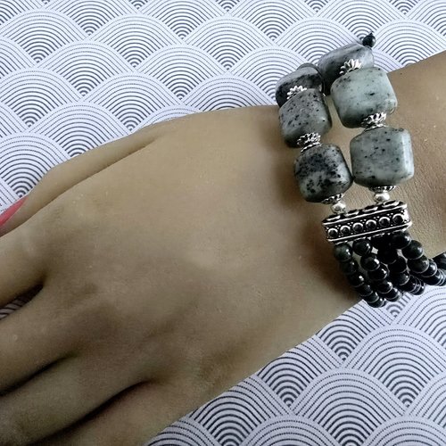 Bracelet manchette ajustable réglable femme moitié perle carrée moitié petites perles vertes quatre rangées rangs breloques argentées
