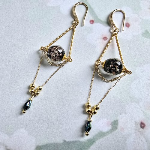 Boucle d'oreille pendante femme bohème tige striée très fine chaine petite perle doré perle noire pailletée irisée goutte noire