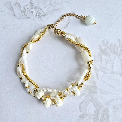 Bracelet femme ajustable doré acier inoxydable trois rangées rangs entrelacés perle naturelle blanche eau douce perle fleur os de yak