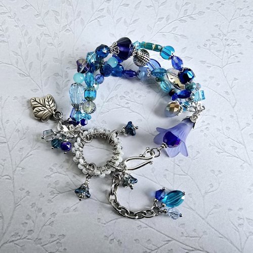 Bracelet femme ajustable couleur argenté trois rangées rangs entrelacés différente forme taille perle bleue grande fleur breloque