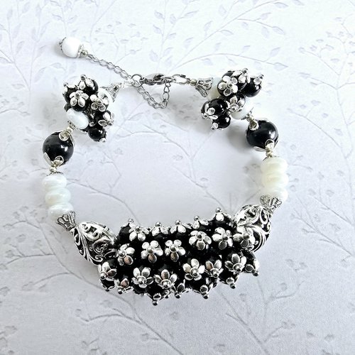 Bracelet ajustable couleur argent femme punk rock romantique bohème boho multi perle noire fleurie perle heishi blanche breloque argentée