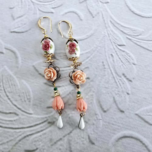 Boucle oreille pendante dorée femme romantique bohème boho printanière perle blanche fleurie perle rose forme fleur breloque goutte