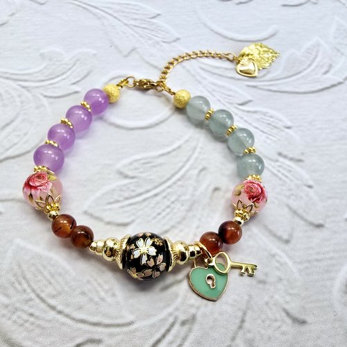 Bracelet femme ajustable printanier fleuri fleur bohème romantique boho perle verre violette bleue clair perle motif rose breloque cadenas