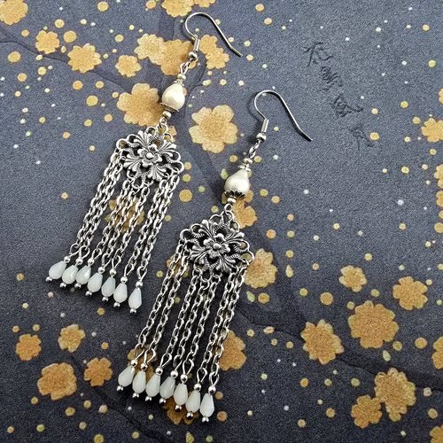 Boucle d'oreille pendante femme estampe fleurie chaine argentée perle culture eau douce blanche petite perle facette forme goutte blanche